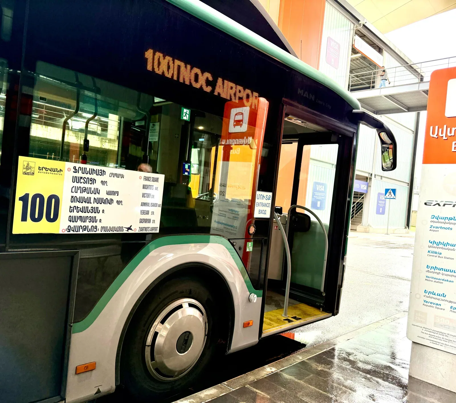 Route N100 airport bus at Zvartnots Airport